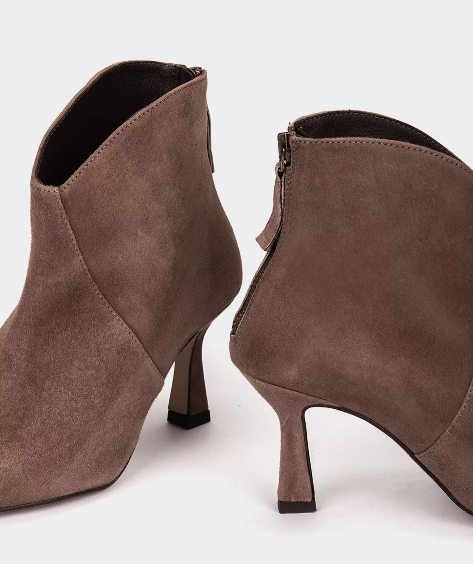 Pedro Miralles Botines De Tacon Confeccionados En Ante De Color Crudo