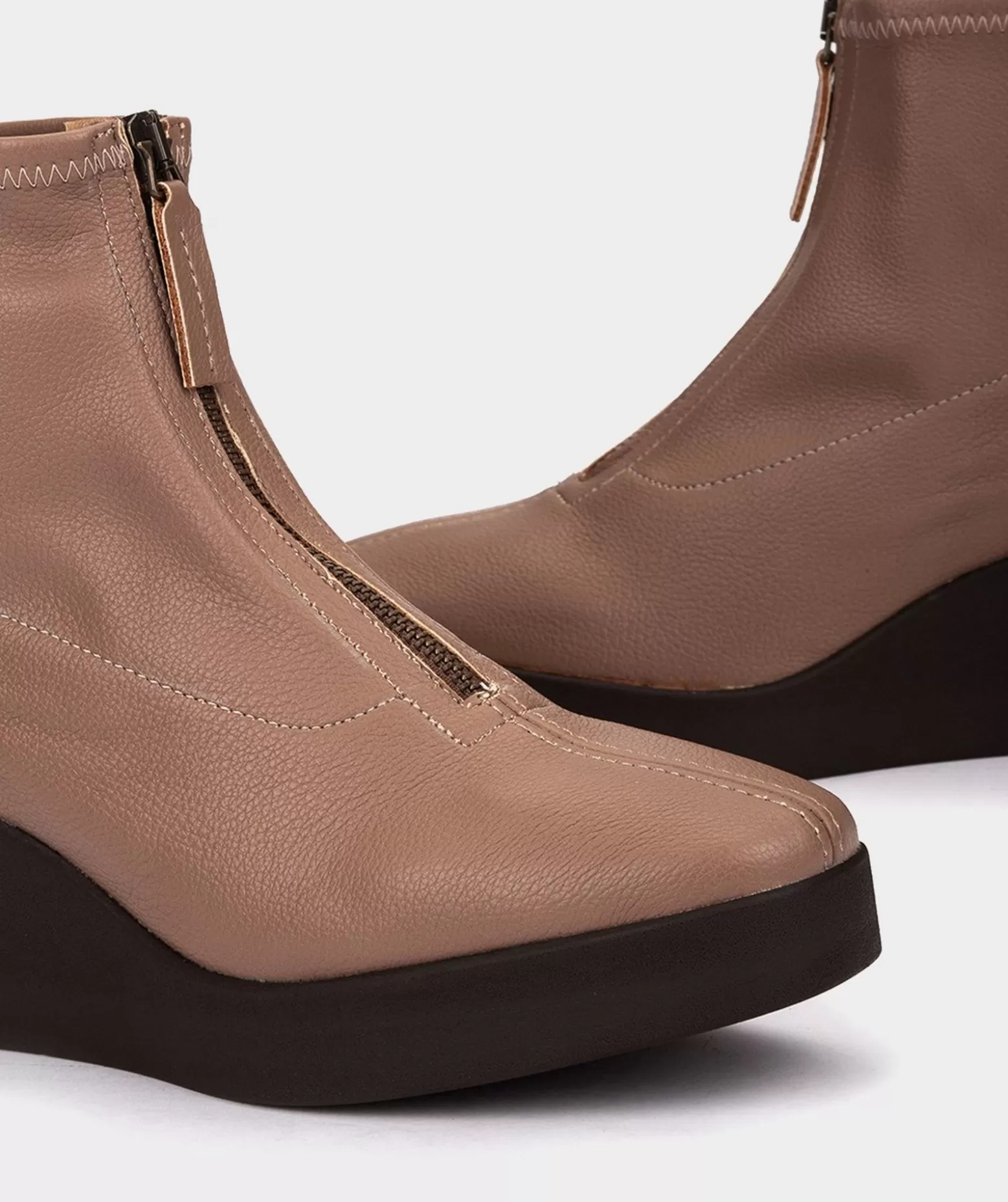 Pedro Miralles Bottines A Semelle Compensee Avec Plateforme Elastique En Cuir Vegetalien De Couleur Taupe