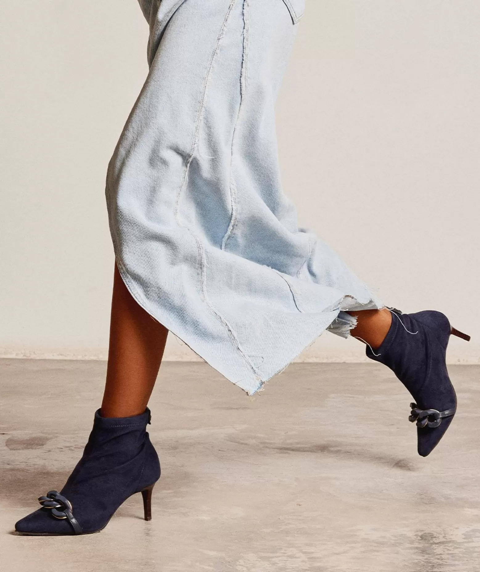 bottines_a_talon_et_bout_pointu_en_tissu_elastique_a_effet_daim_de_couleur_marine_0.webp Pedro Miralles Bottines A Talon Et Bout Pointu, En Tissu Elastique A Effet Daim De Couleur Marine.