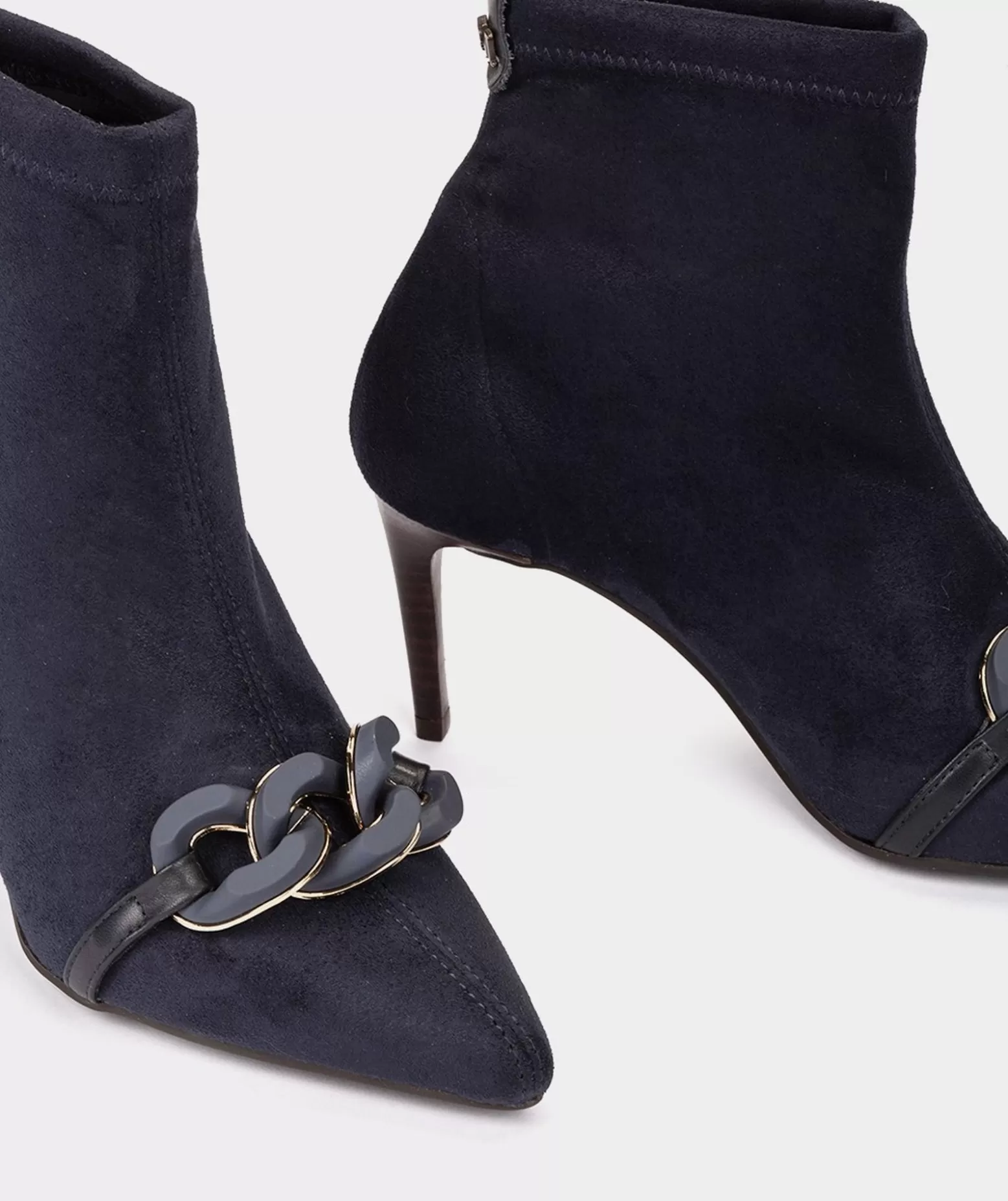 bottines_a_talon_et_bout_pointu_en_tissu_elastique_a_effet_daim_de_couleur_marine_4.webp Pedro Miralles Bottines A Talon Et Bout Pointu, En Tissu Elastique A Effet Daim De Couleur Marine.