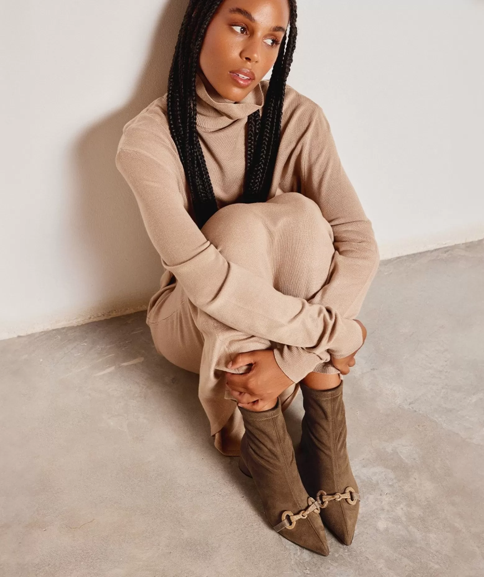 bottines_a_talons_en_tissu_stretch_effet_daim_de_couleur_marron_0.webp Pedro Miralles Bottines A Talons En Tissu Stretch Effet Daim De Couleur Marron