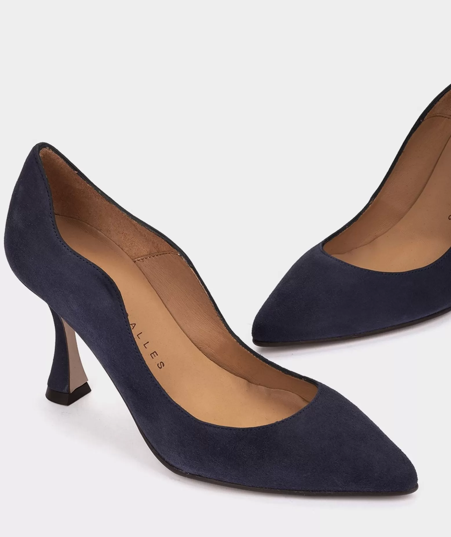 Pedro Miralles Chaussures A Talons Avec Un Bout Pointu Fin, En Daim Bleu Marine.