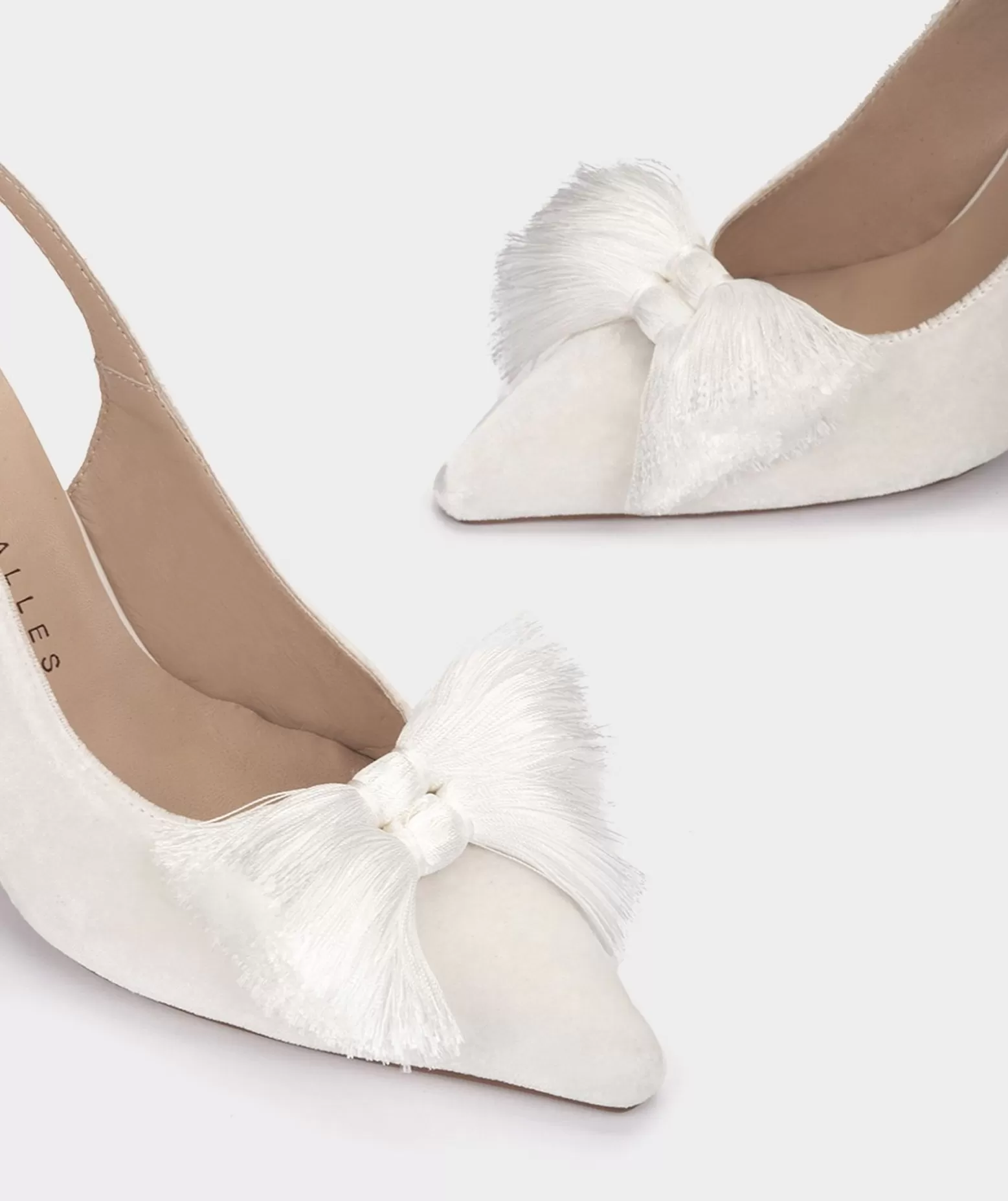 Pedro Miralles Chaussures A Talons En Velours De Couleur Blanche