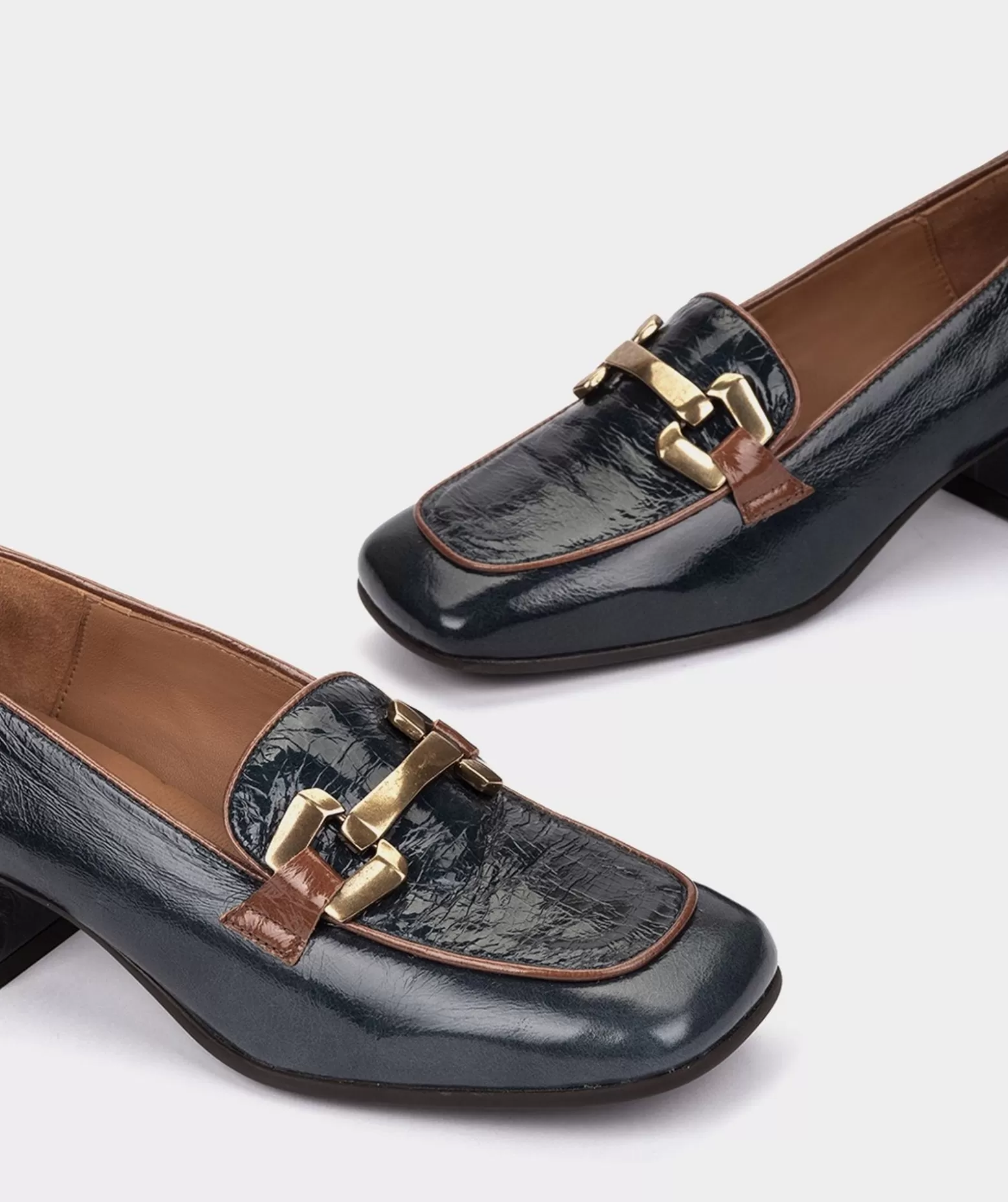 Pedro Miralles Mocassins En Cuir Verni Bleu Marine Avec Ornements Dorees