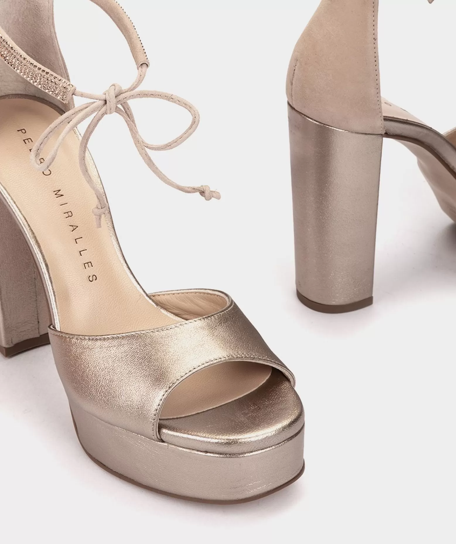 sandales_a_talon_en_cuir_metallise_de_couleur_fumee_4.webp Pedro Miralles Sandales A Talon En Cuir Metallise De Couleur Fumee